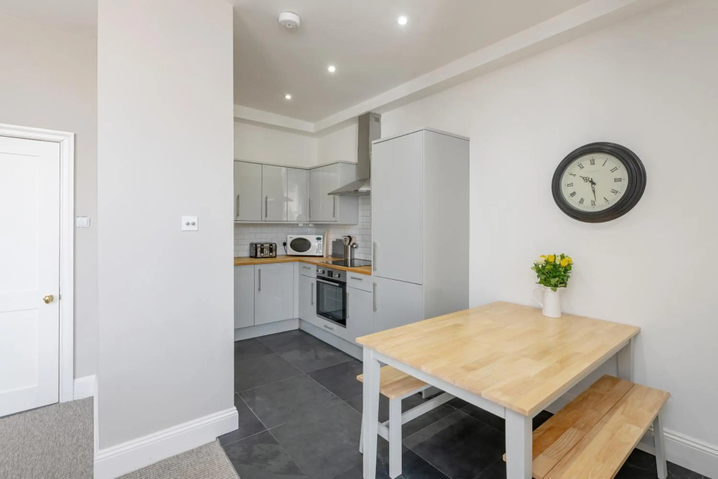 Georgian 3 Bed 3 Bath Central Apartment & Parking