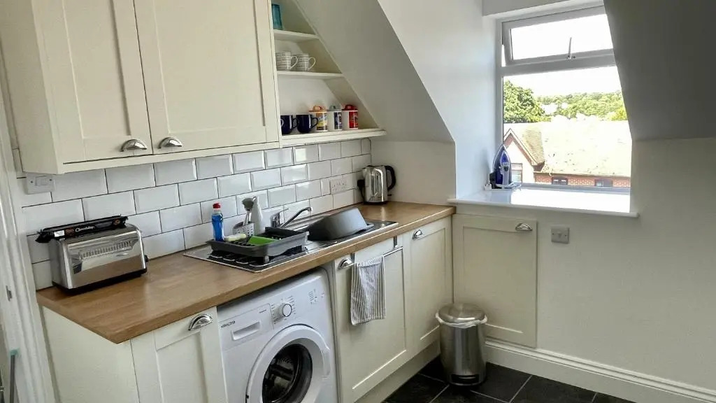 Spacious 3-Bed, Town Centre, Parking, Near Beach