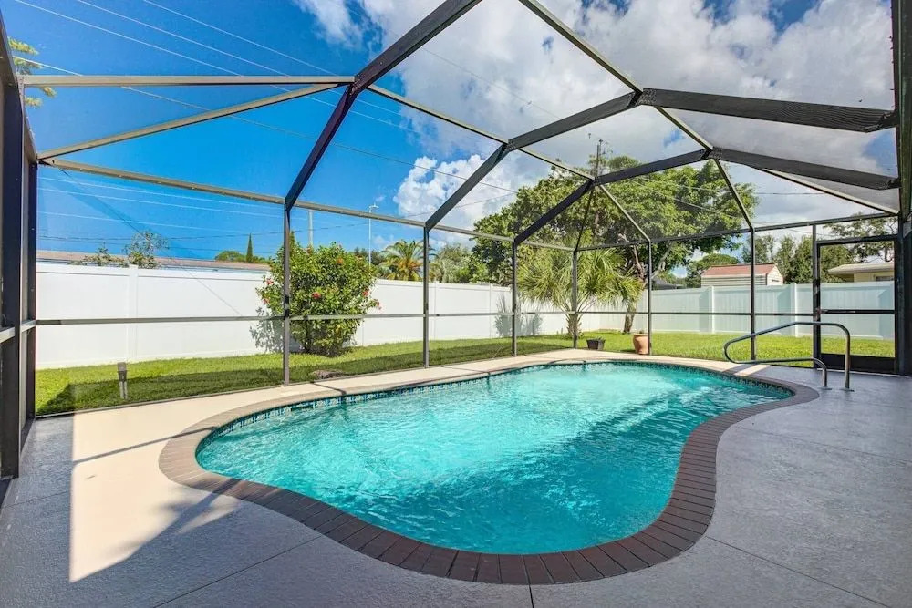 South Venice Pool Home With Fence, Dog Friendly