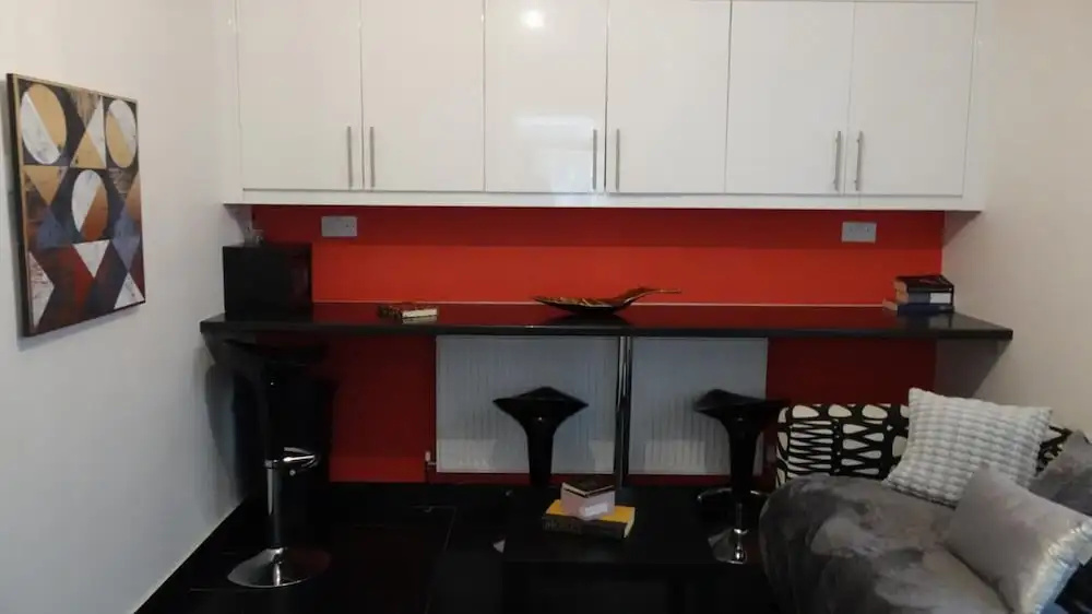 Private Rooms-Private Bathrooms-Near Airport- CABIN CREW paradise