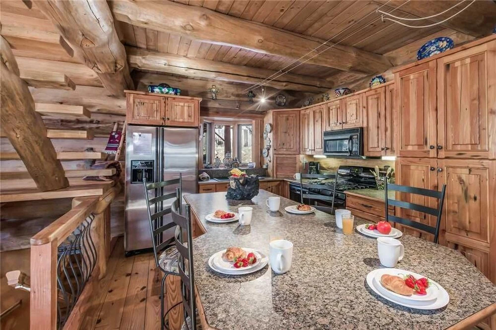 Bear Foot Lodge - Two Bedroom Cabin with Hot Tub