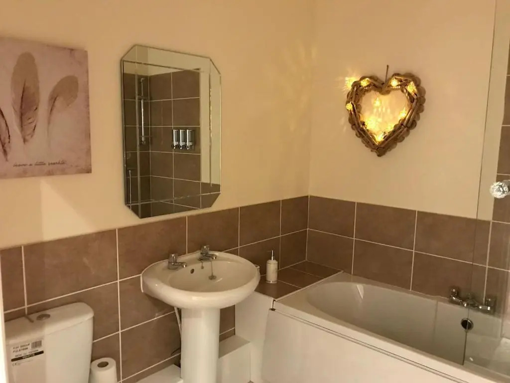 Apartment 5 - two bedroom luxury apartment close to town, mainline rail & theatre stylish and comfortable