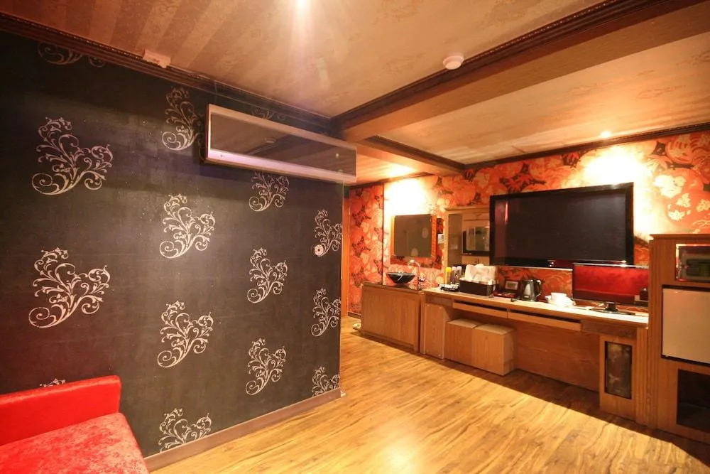 Hera Hotel
