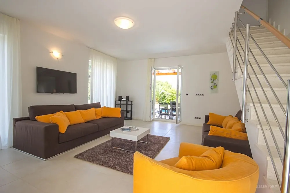 Villa Oleander by Domus Mirus - Rooftop Cinema & Pool & 6min Walk to Beach
