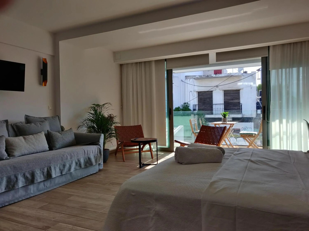 Sunny new lovely apartment 60 meters from the metro