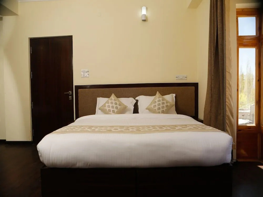 OYO 11490 Hotel Royal Hill