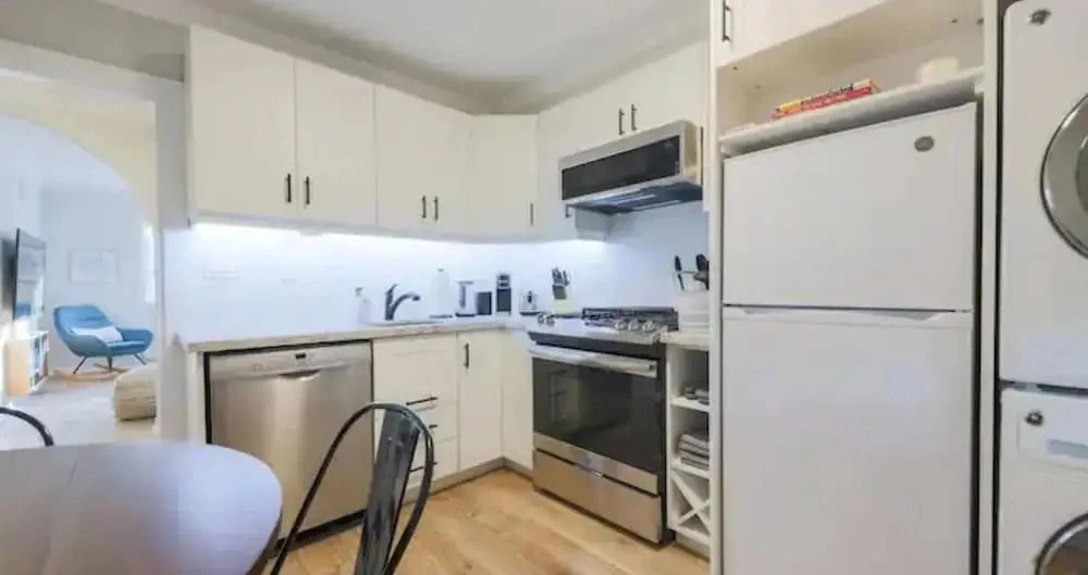 Casa Hotels: Modern 2BR Suite in Leslieville