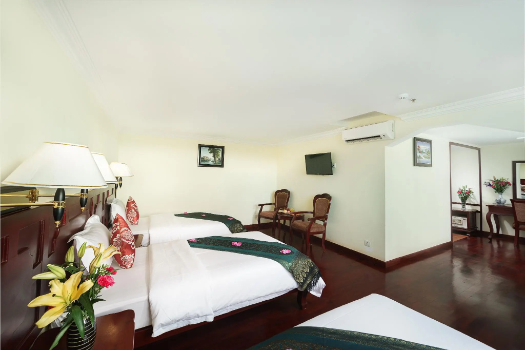 Smiling Deluxe Hotel