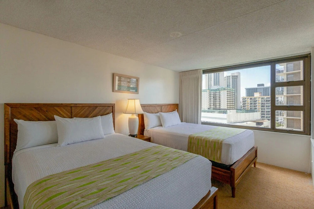 Waikiki Banyan - Ocean View Tower 1 Suite 1212