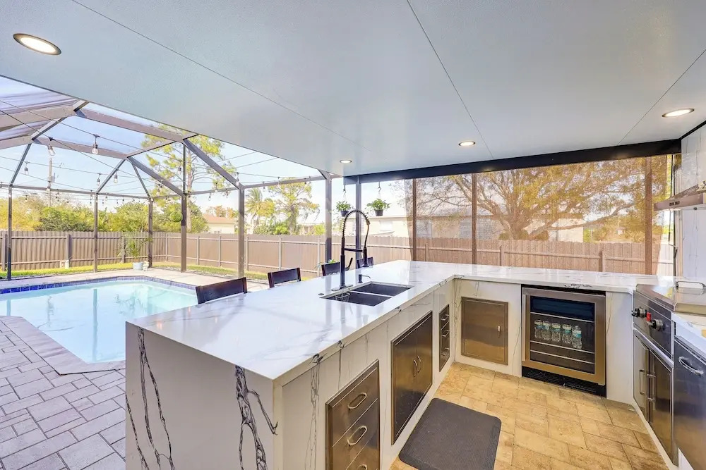 Poolside Oasis & Outdoor Kitchen: Cape Coral Home