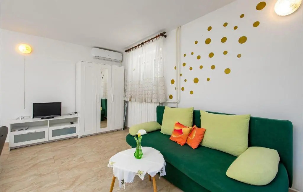 Beautiful Apartment in Mali Losinj With Wifi
