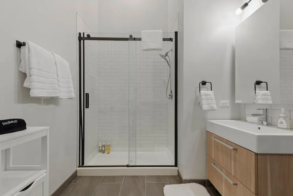 Downtown Charm 2BR Comfort Great Amenities