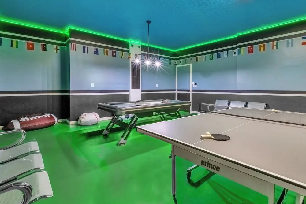 Upstay - Lively Mansion w Pool, Theater, Games