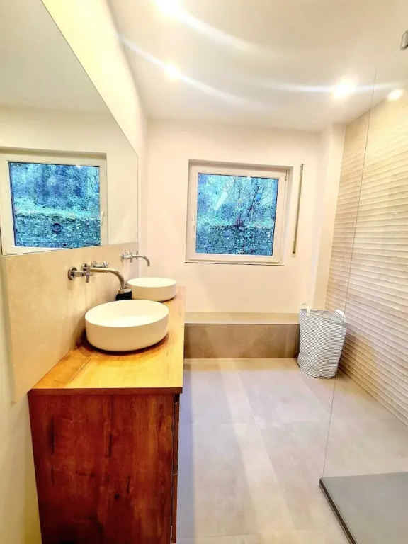 New Large 2 bedrooms with Parking
