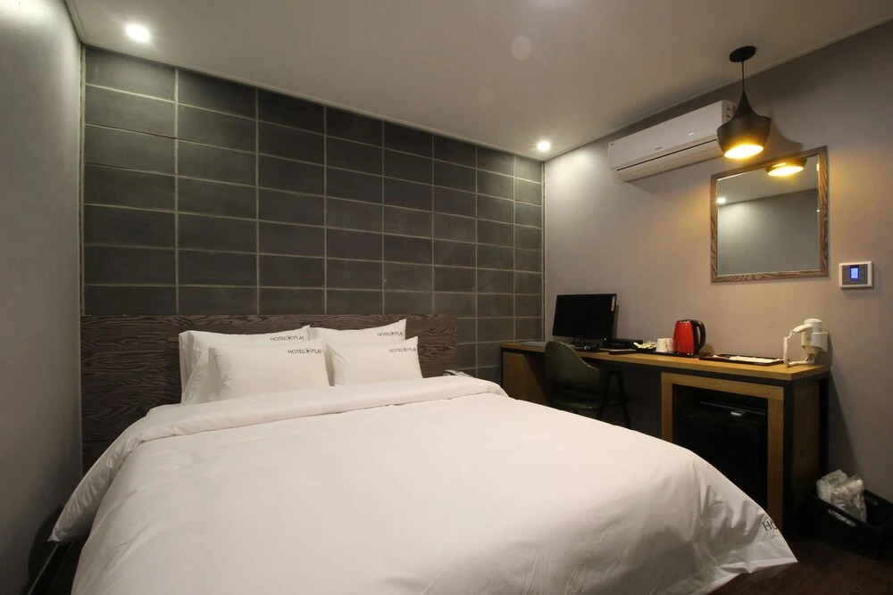 Play Hotel