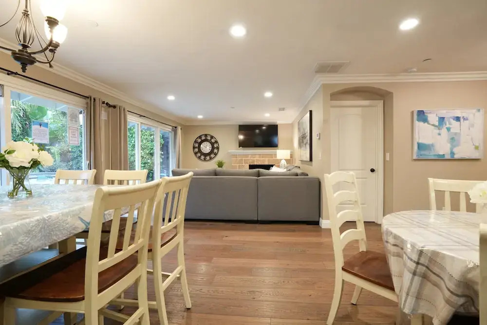 Fantastic 6 bedroom, 4.5 bath home (4 master Suites), pool home