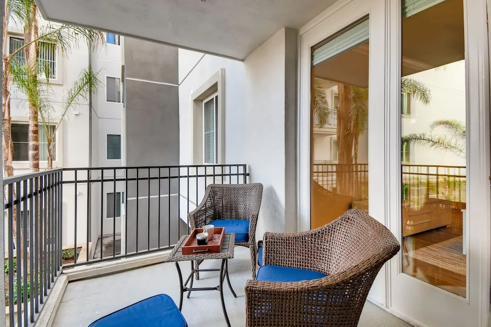 Spectacular Coffee Theme - Fast Wifi - Work Area - 2BR/2.5 Bath - Free Parking! (FV8)