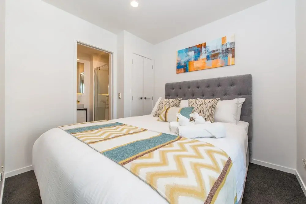 Ehome - Central CBD Romantic Apartment, Two Blocks from Waterfront