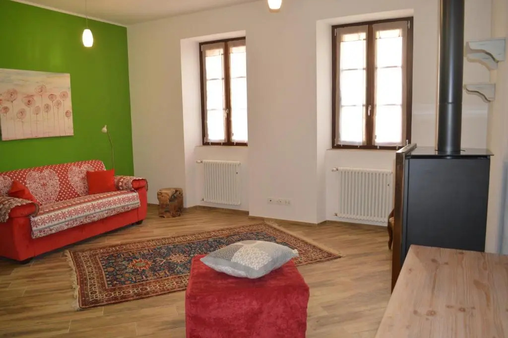 Parravicini Red Flower apartment