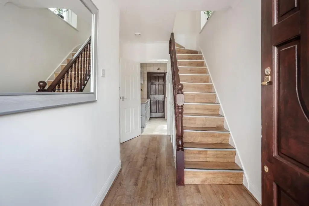 Lovely 4-bedroom House Near Romford Station