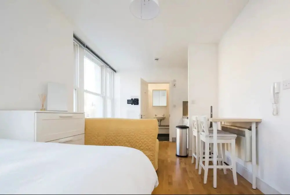 Bright Ensuite Studio Apartment in West Kensington