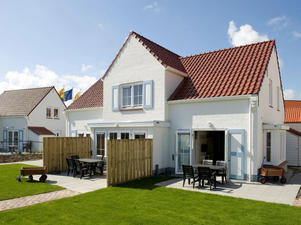 Spacious detached villa with washing machine, beach at 400m.