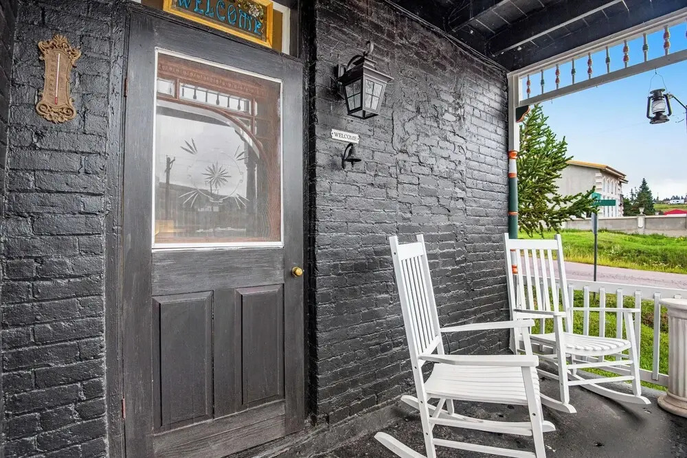 4BR Mountain-view Home - Deck, Washer & Dryer