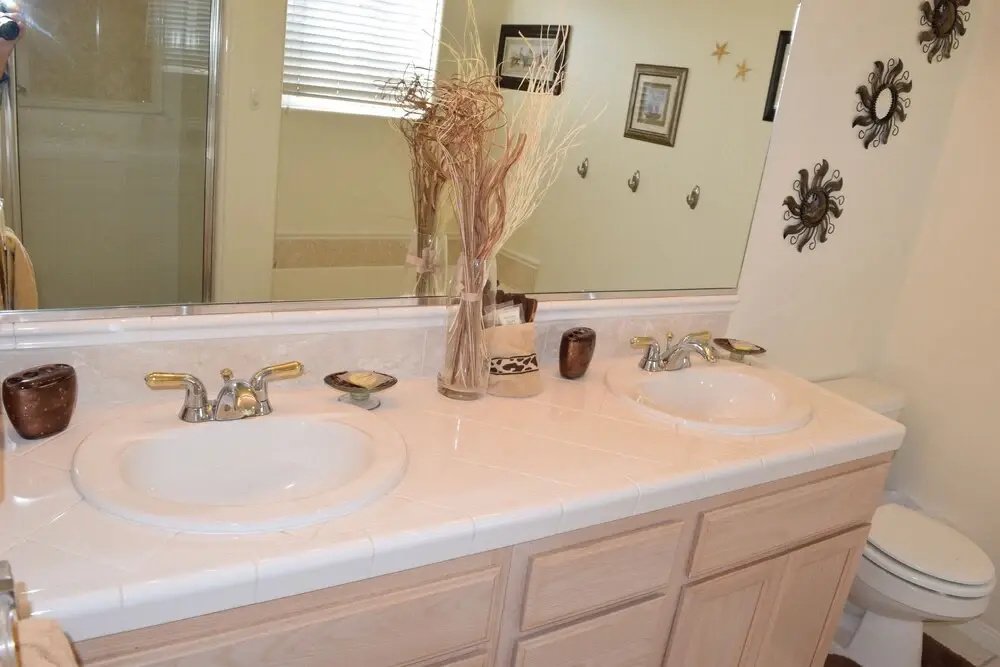 303 Casa Bella 2 Bedroom Condo by Redawning