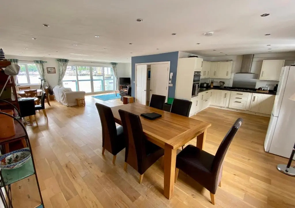 4 bed spacious modern townhouse with spectacular views over the river tamar