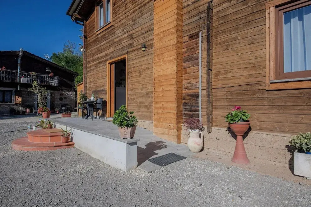 Casale in legno nella natura laziale