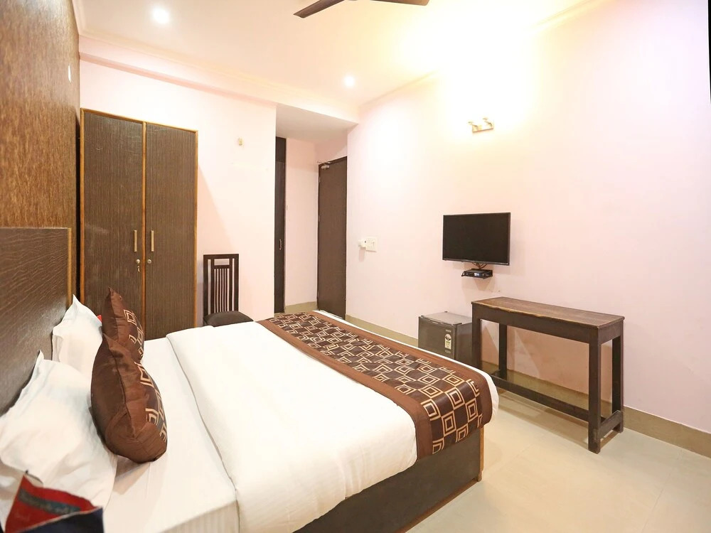 OYO 9587 The Royal Crowne