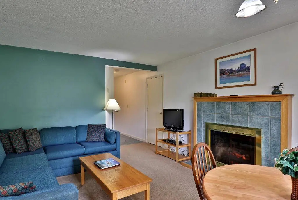 Cedarbrook Queen Suite 103