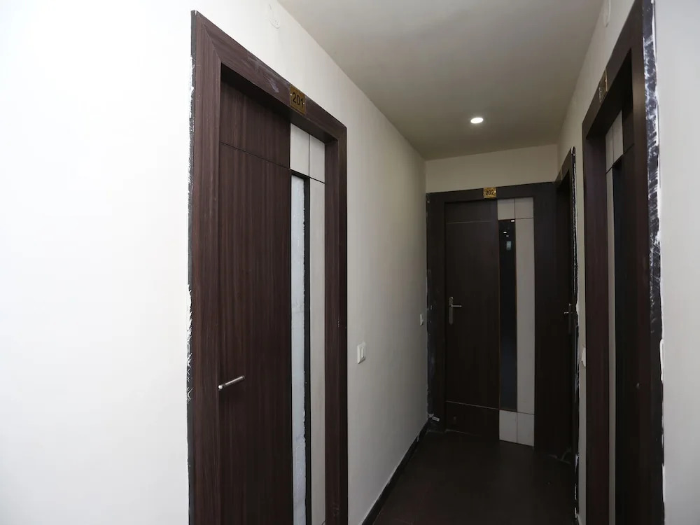 OYO 27725 Hotel Crown Plaza