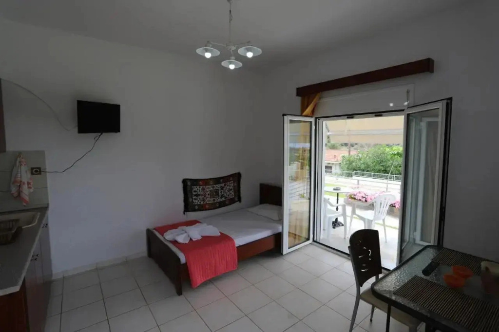 Eretria Cozy Home - Spacious Garden Retreats
