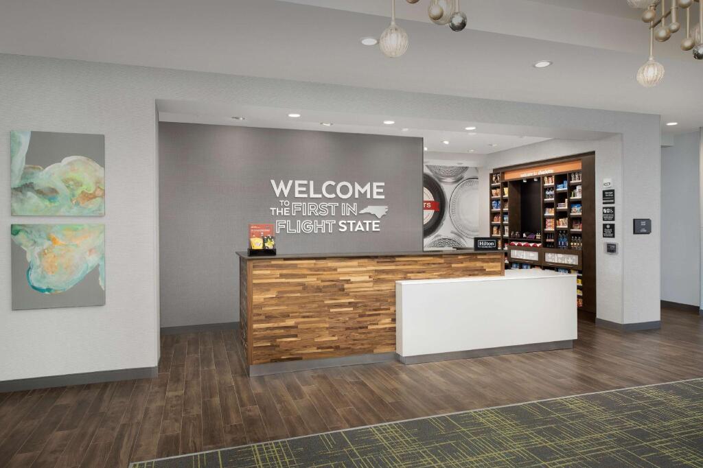 Hampton Inn & Suites Charlotte Airport Lake Pointe