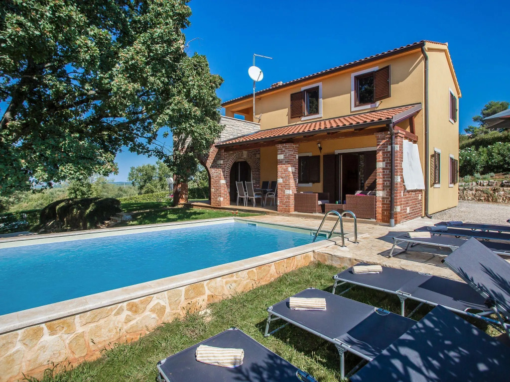 Adorable holiday home with private swimming pool and terrace !