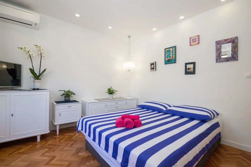 Apartments Petea Omis