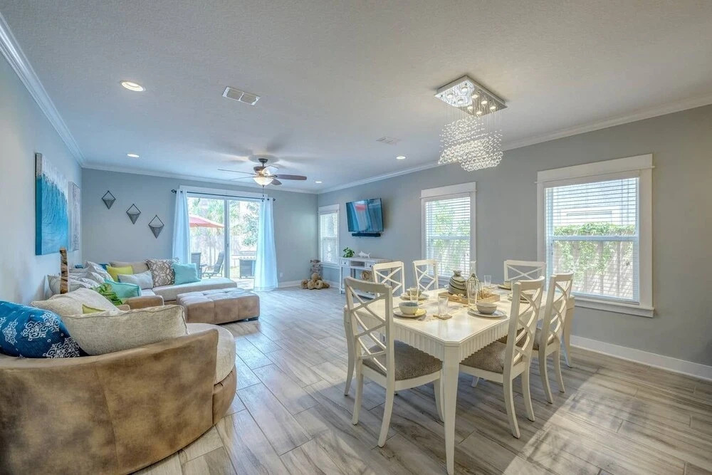 Sun-splashed Luxe Townhome - Walk to the Sand