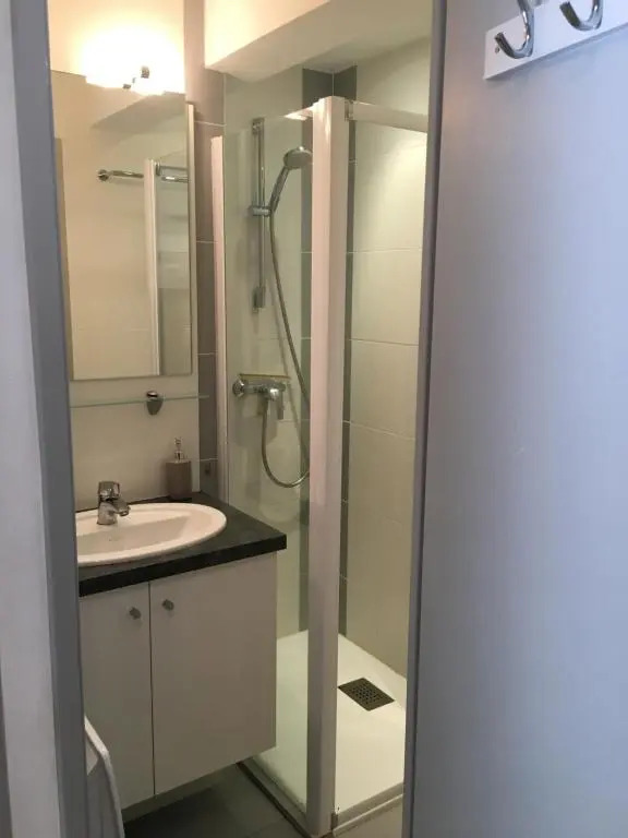 Studio cabine ensoleillé en plein centre ville dans résidence avec piscine