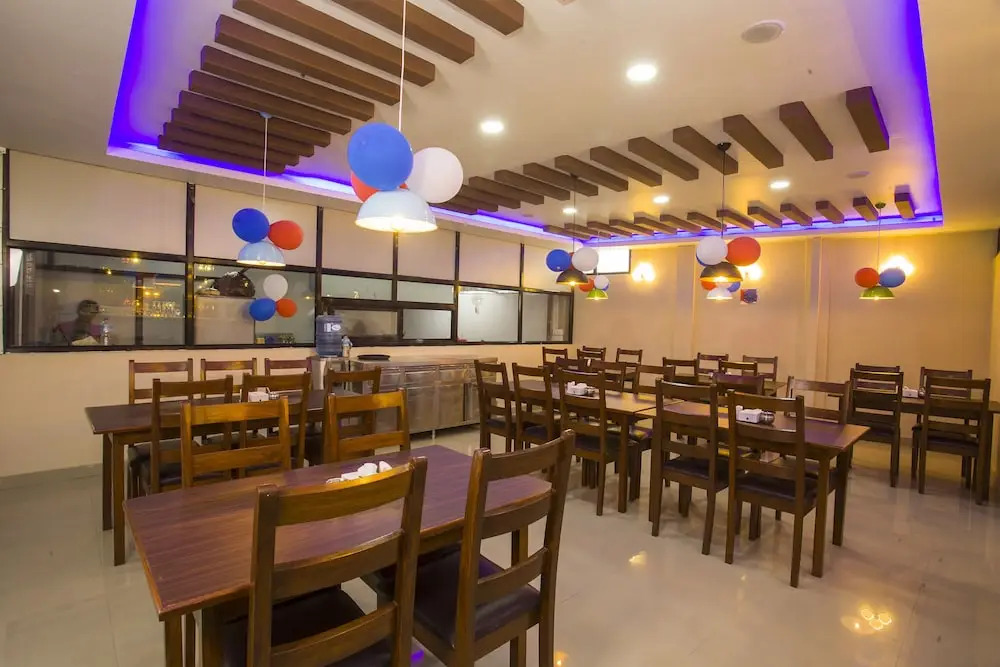 Oyo 146 Somewhere Hotel & Restaurant