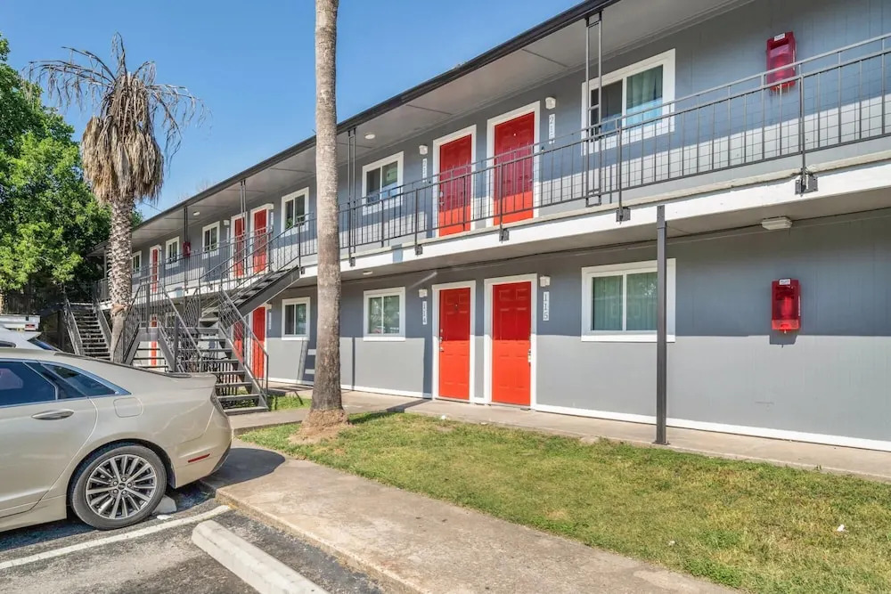 Modern 1BR Near UT Hyde Park Evonify