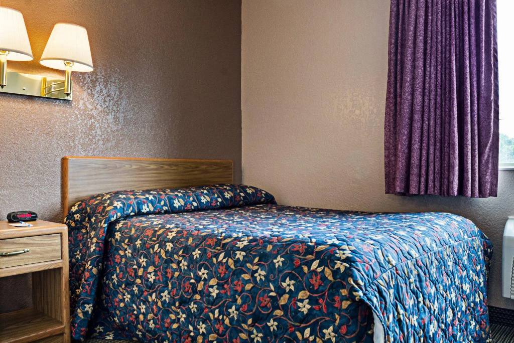 Bison Inn & Suites on University