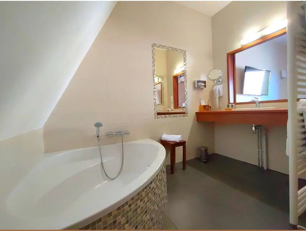 Demeures & Châteaux Auberge de la Tour - Hôtel & Restaurants - Marcolès Auvergne