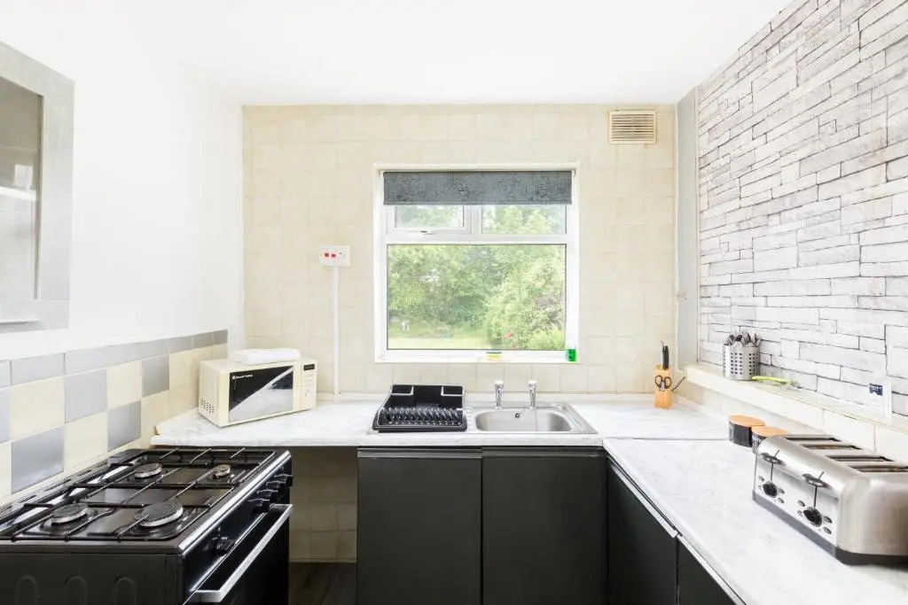 Quality Contractor House in Lulworth Solihull 4 Bedrooms Separate Beds with Parking and Wifi also good for families