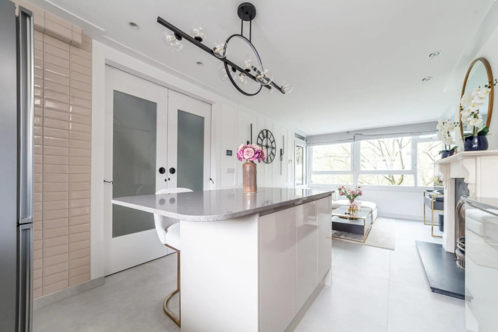 Excellent 3-bed Flat In Elephant Castle