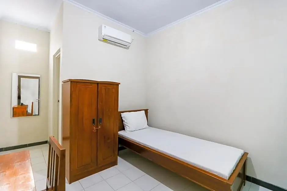 OYO Living 3187 Kost Putri Bu Chris