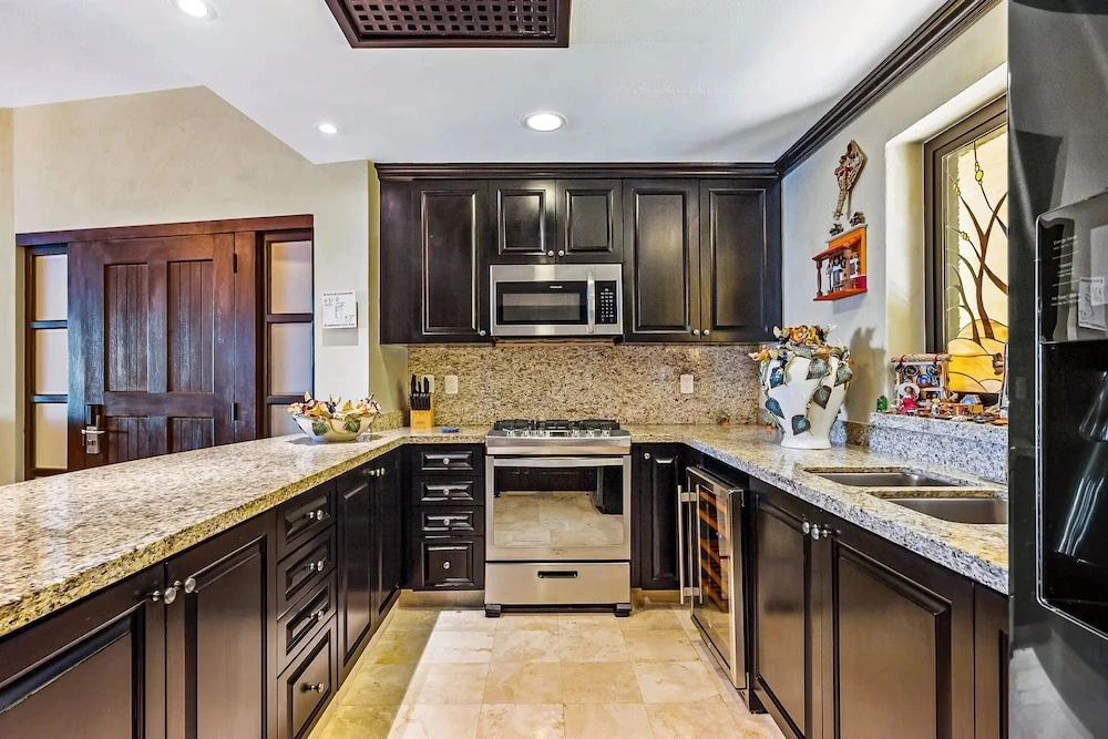 Beachfront Dream Retreat With Pool, Tennis & gym Access - Washer/dryer, AC