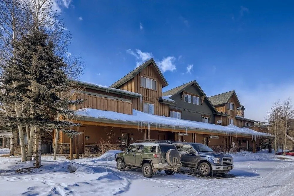 Drake Landing #a8 3 Bedroom Condo by RedAwning