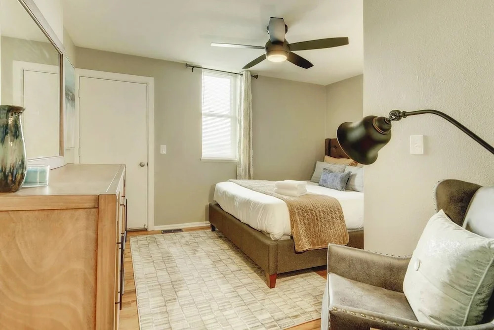 New Charming Denver Apt 2BD Sleeps 6 Great Location!