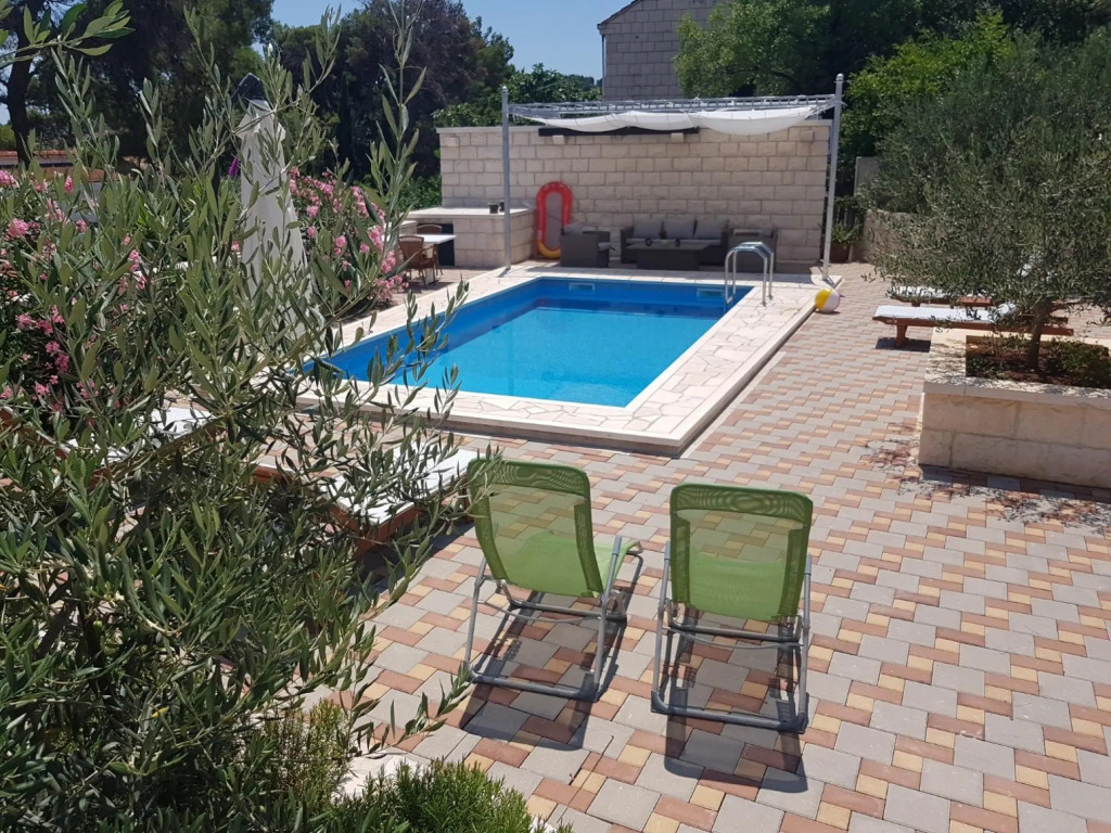 Sandra - With Swimming Pool - H